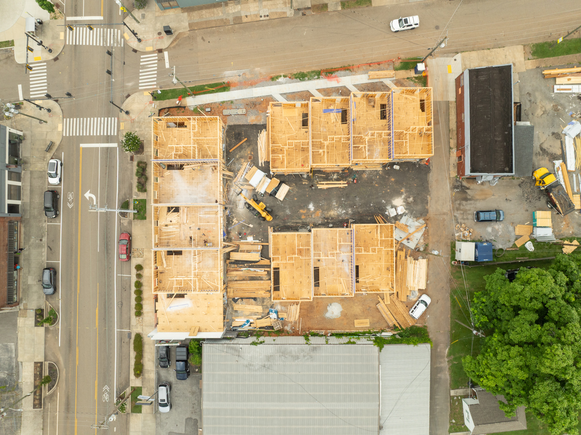 Top-down drone construction photo of multifamily framing and surrounding streets